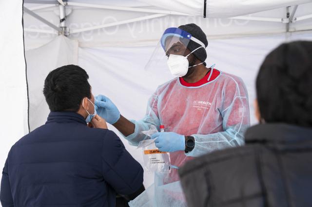 美国民众接受新冠检测 图源:视觉中国