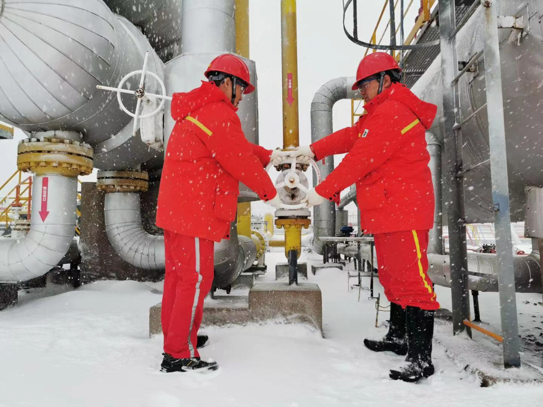 Position employees stick to their positions and perform their duties to check whether the production valves in the installation area are blocked due to temperature drop to ensure the smooth operation of the equipment.Photo by Zhai Huijuan