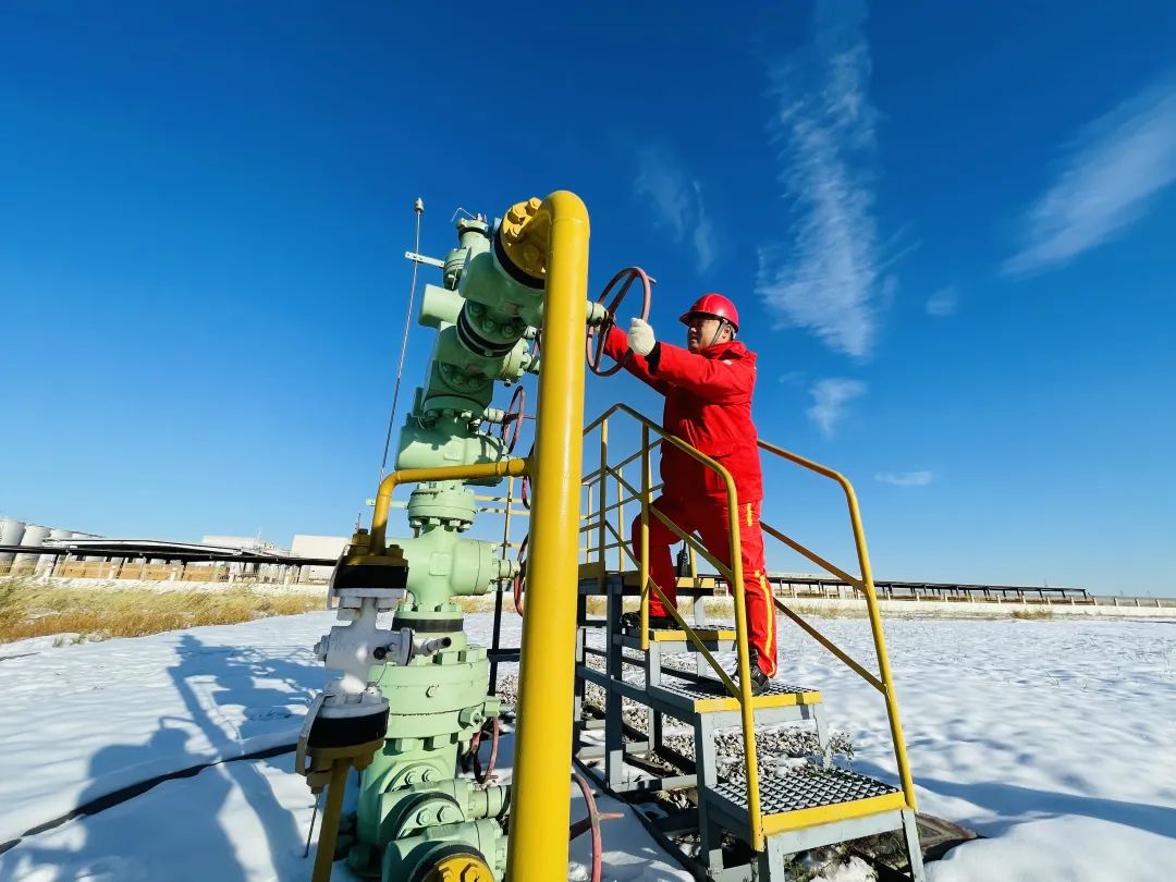 Employees in the operation area of ​​the Banzhongbei/Banzhongnan gas storage opened the production valve of the gas production well, which opened the prelude to the gas production and production this winter.Photo by Zhai Huijuan