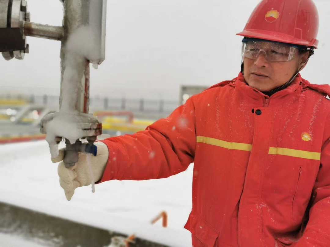 There is heavy snowfall in Tianjin, and the deepest snow cover is more than 30 centimeters. Employees in the operation area of ​​the board 876 gas storage tank conduct inspections in the installation area to check the liquid level of the production separator water tank to ensure that the liquid level is normal and stable.Photo by Zhai Huijuan