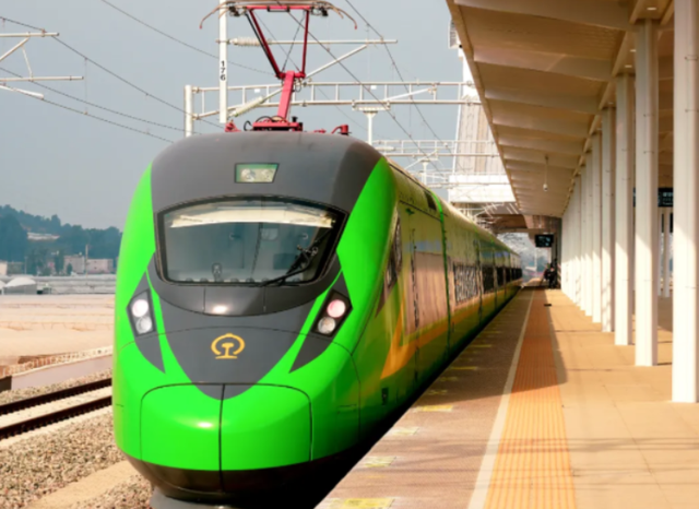 四川西昌市常务副市长查中才正全力奋战迎接动车时代到来