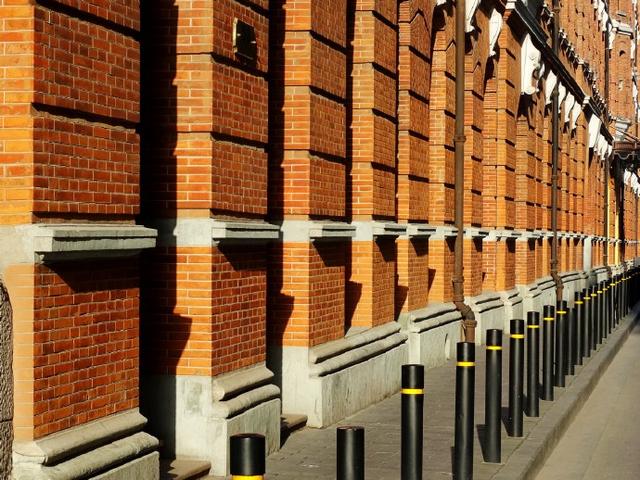 北京东路上的这幢建筑有着上海现存最长的清水红砖外墙