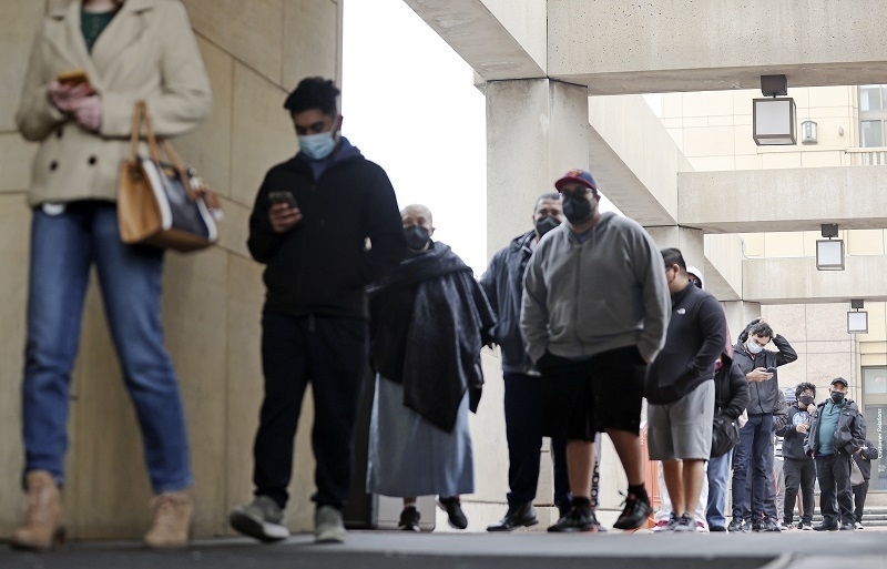 △1月7日，美国民众排队等待进行新冠检测。