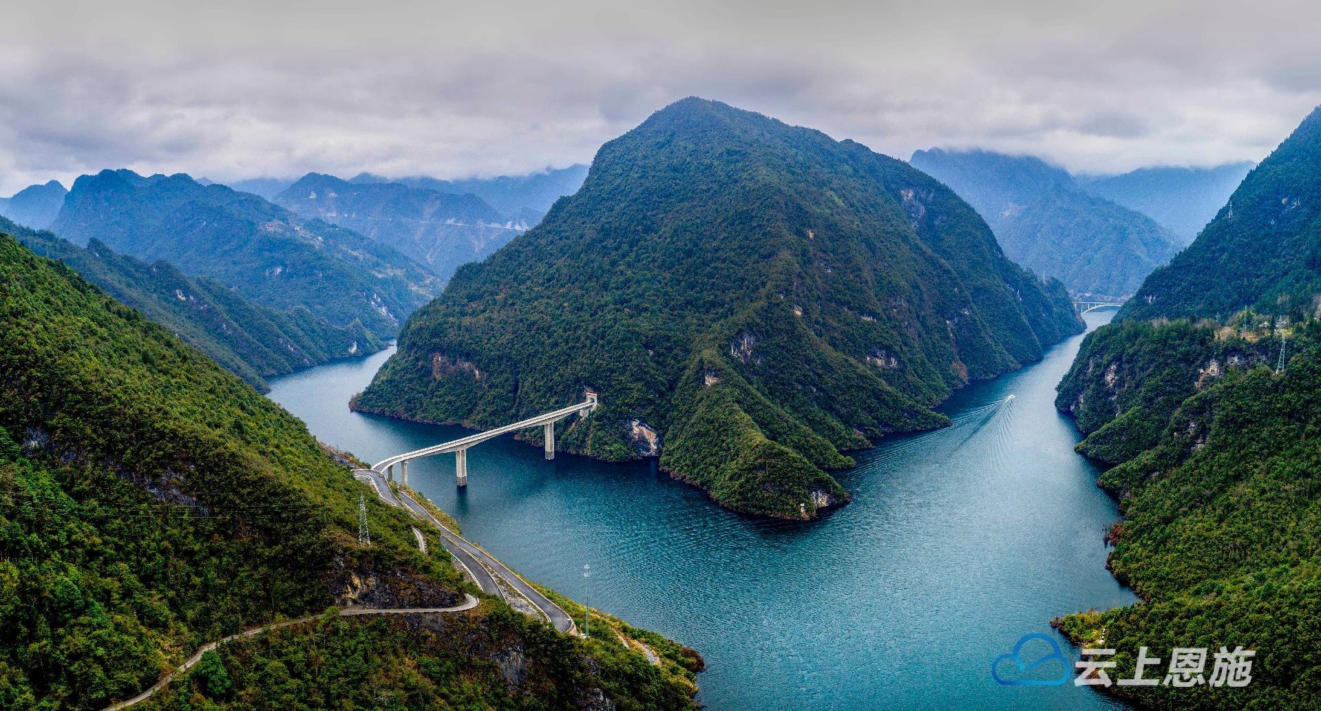 (鹤峰通联记者 覃涛 程勇 黄波)1月7日,细雨中的江坪河库区山水相融