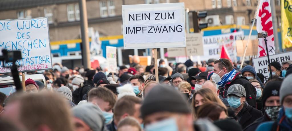 德国多地爆发反防疫游行 警察系统不堪重负