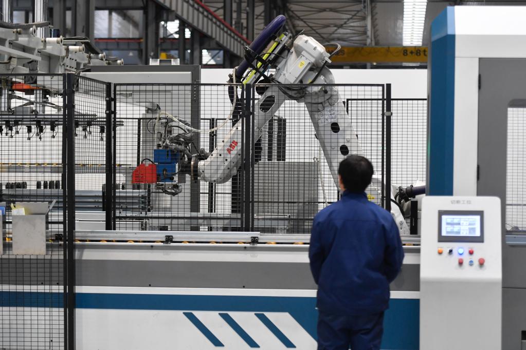 　图为工人在位于杭州市临平区的西奥电梯数字工厂内的自动化智能生产线前工作（2021年12月17日摄）。 新华社记者黄宗治 摄