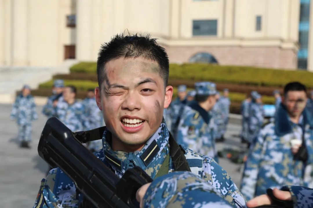 帅海军学员鲸武勇士驰骋战场气场爆棚