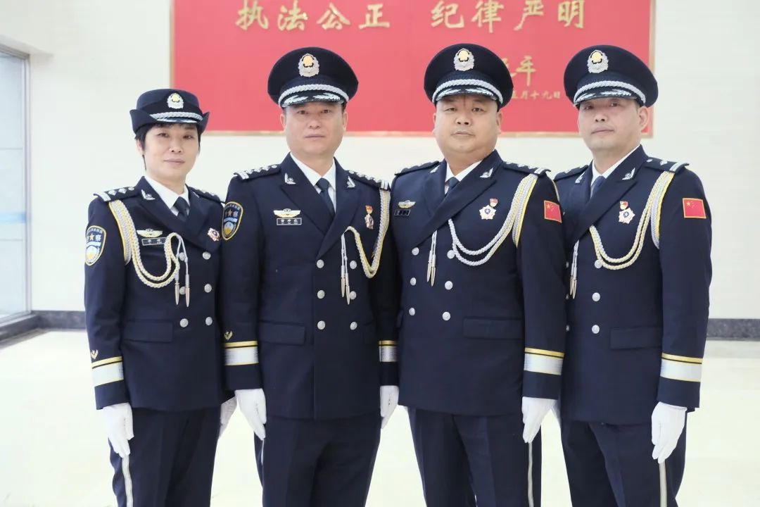 警服熠熠映初心礼服英姿昭忠诚一身藏蓝,一生荣耀一日从警,一生荣光