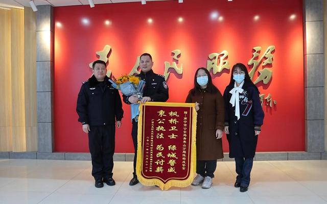 在中国人民警察节前夕他收到讨薪者的锦旗