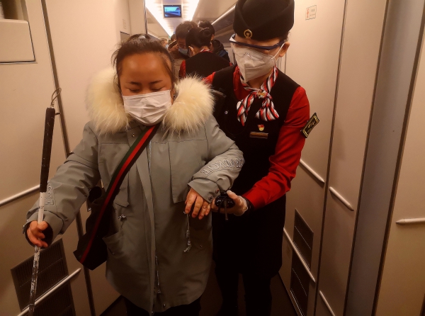 冬日里行驶在敦白高铁上的暖心列车