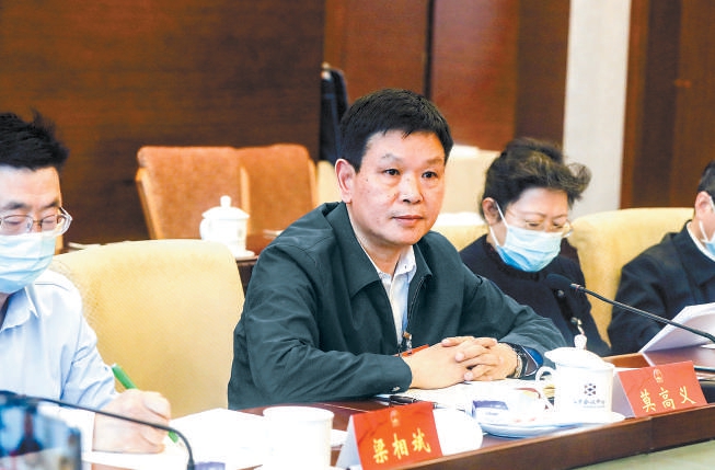 莫高义同志参加西城团分组审议. 本报记者 戴冰摄