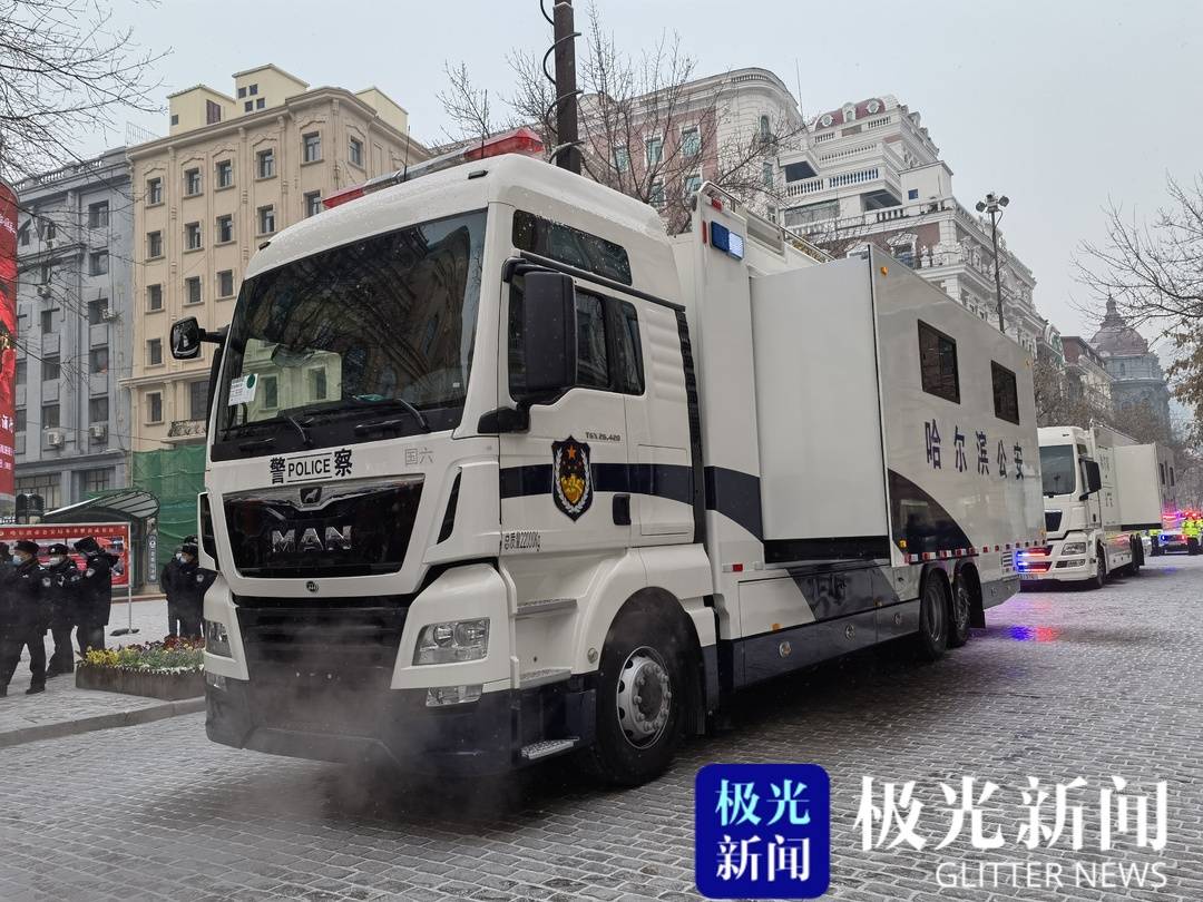 原创110警察节丨两岁萌娃向特警们敬礼他们就是用这来保护你