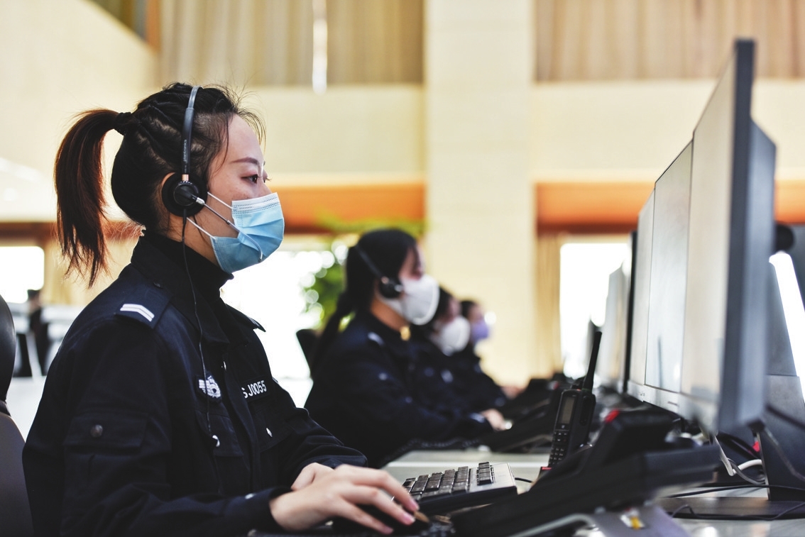 走进市公安局指挥中心110报警服务台本报记者杨溪刘志颖"您好