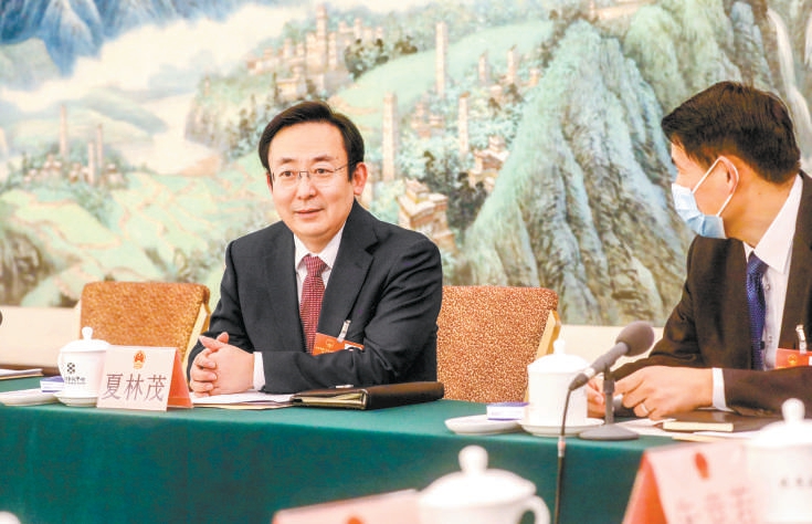 看北京两会上代表们忙碌的身影