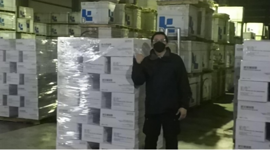 台湾甘田食品科技公司接手立陶宛近千箱奶。图自台湾《自由时报》