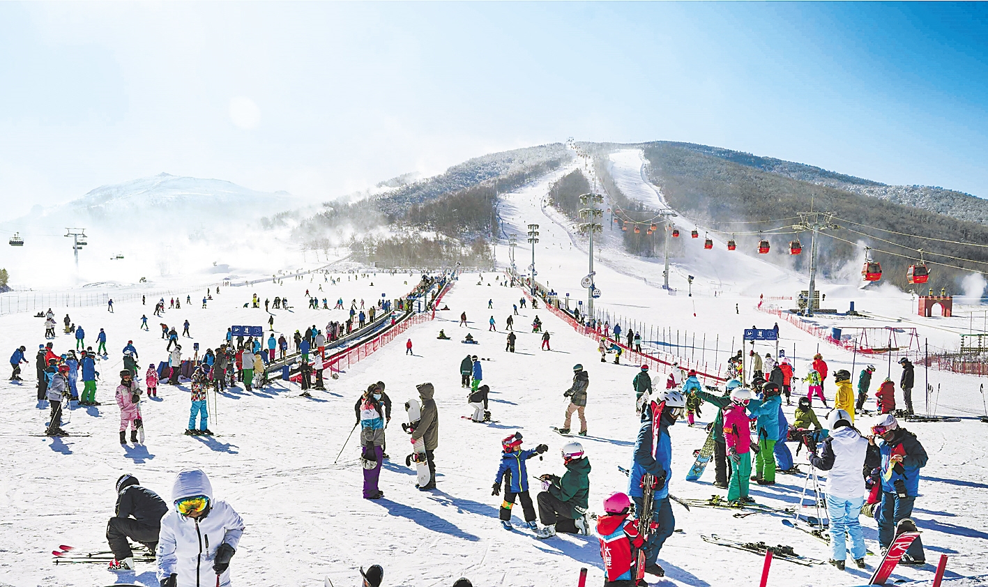 崇礼滑雪场游客如织. 张家口日报社摄影部供图