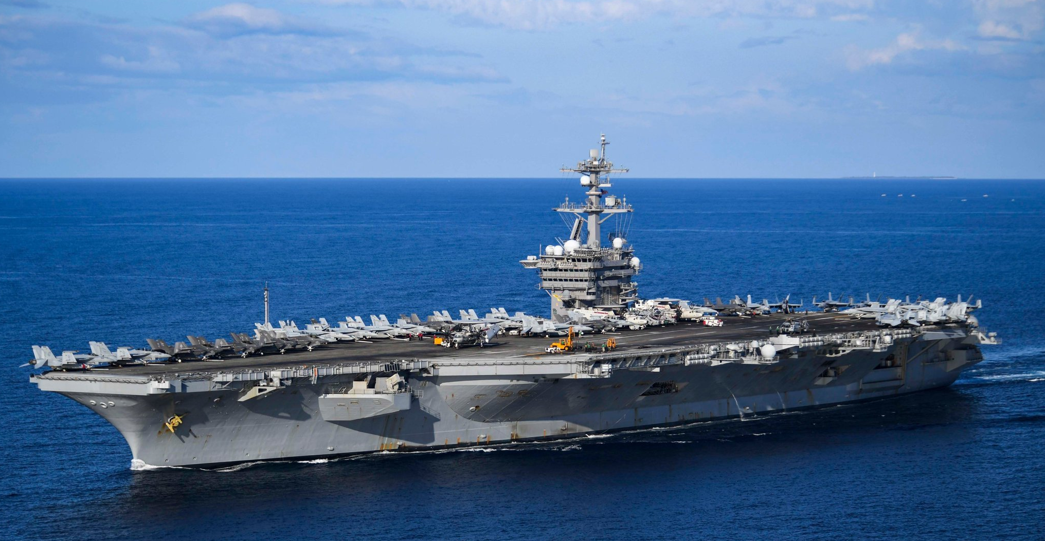 在菲律宾海地区的"卡尔·文森"号航母 图源:美国海军
