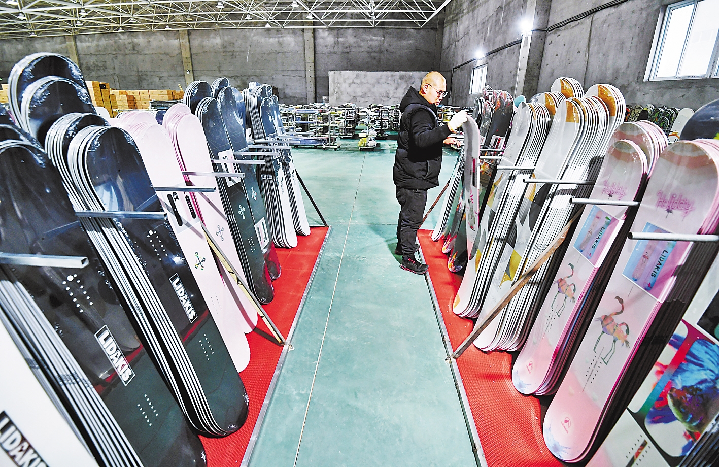 近日,在宣化冰雪产业园,一家冰雪运动装备公司员工正在整理滑雪板.