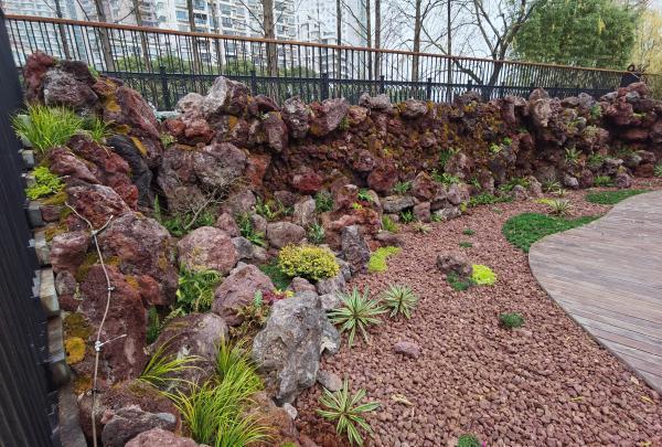 火山岩墙上方即是苏州河贯通步道