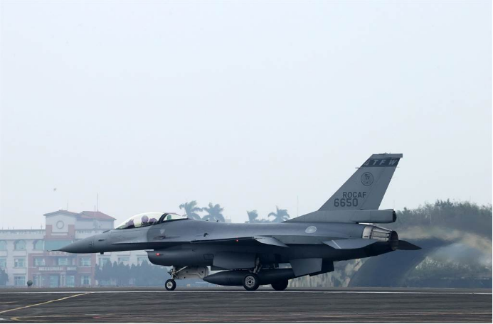台军F-16V战机资料图（图片来源：台媒）