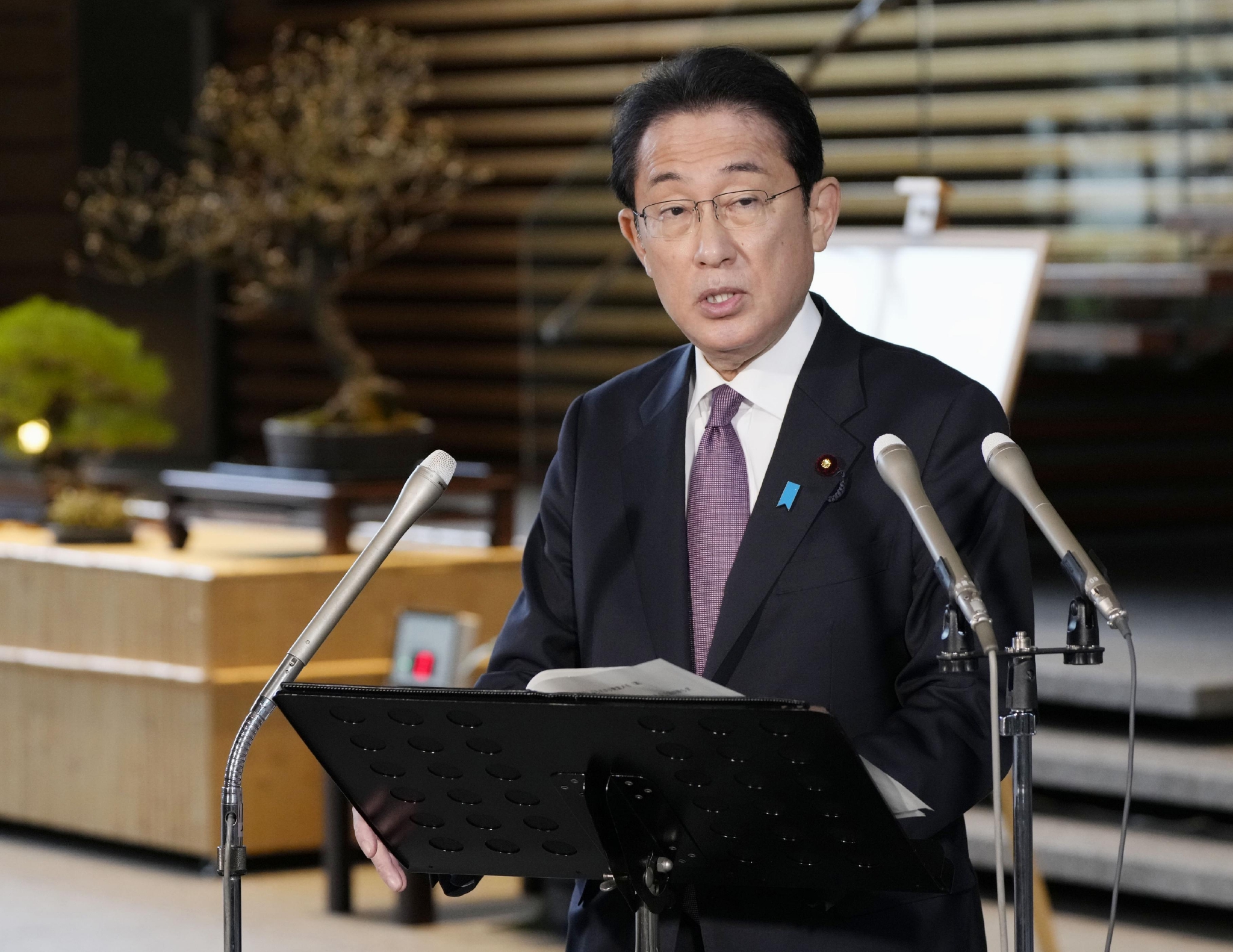 当地时间2022年1月11日,日本东京,日本首相岸田文雄在首相办公室对