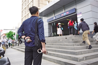 反扒便衣警察小曹人海中的隐形守护者