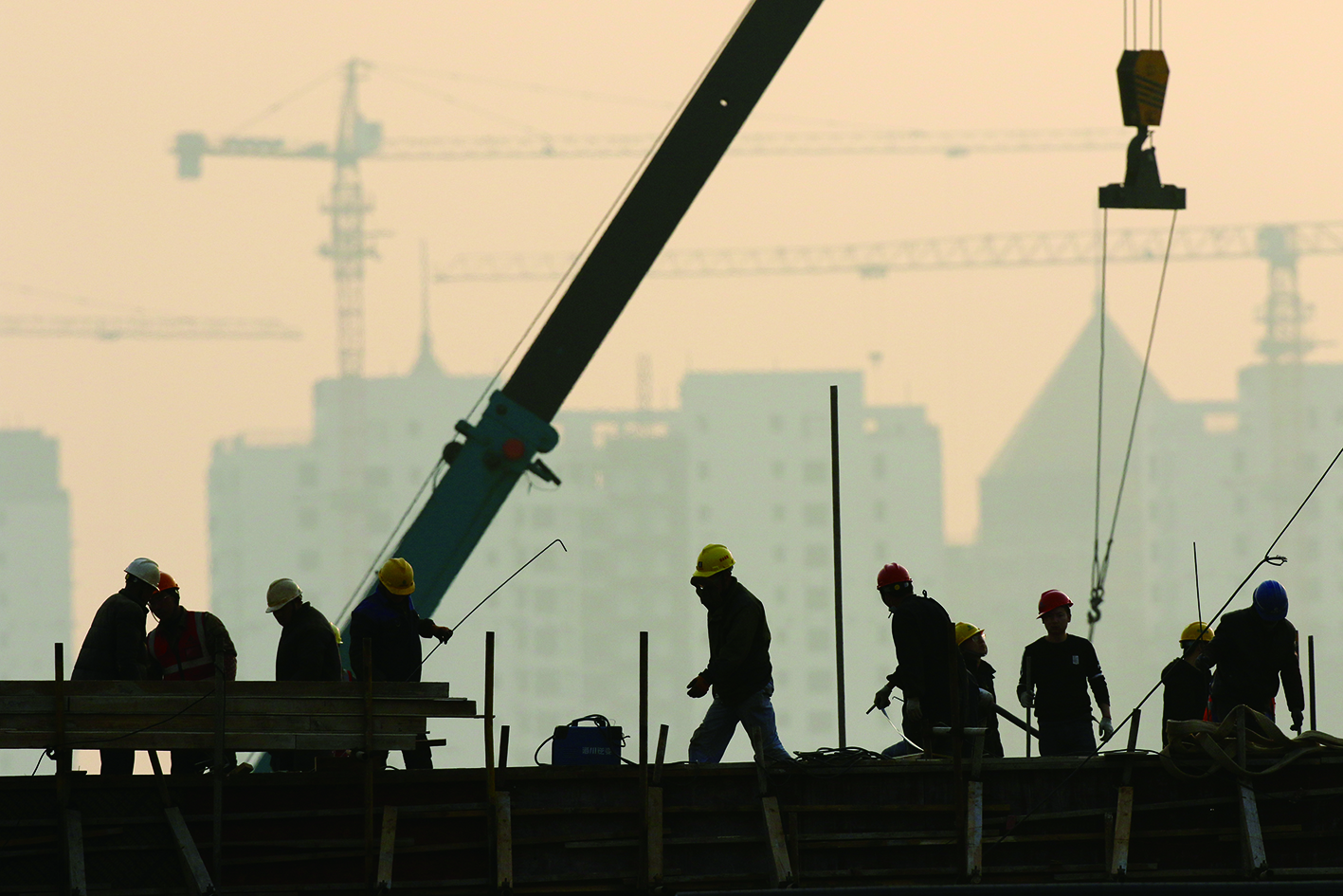 工人在江苏省淮安市区一建筑工地忙碌.(新华社发)