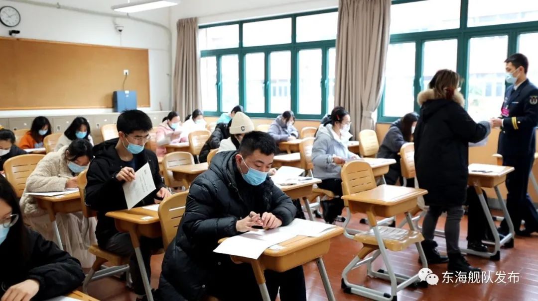 监考员分发试卷