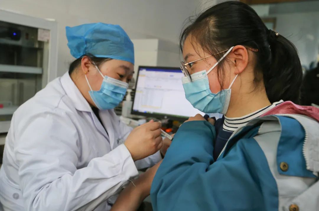 △2021年12月21日，江苏连云港市，护士为八年级女生注射国产二价HPV疫苗。（图/视觉中国）