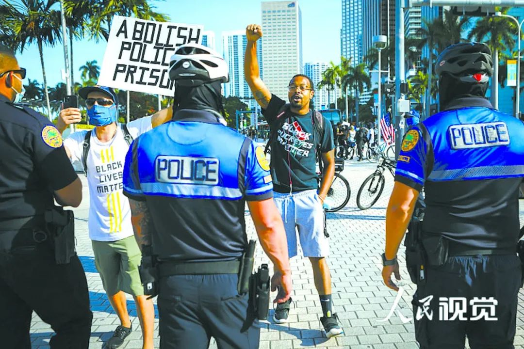 图为美国白人至上组织"骄傲男孩"成员与"黑人的命也是命"支持者在纪念