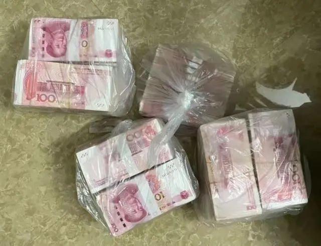 70万现金重达8公斤保姆偷走雇主年终奖藏回老家