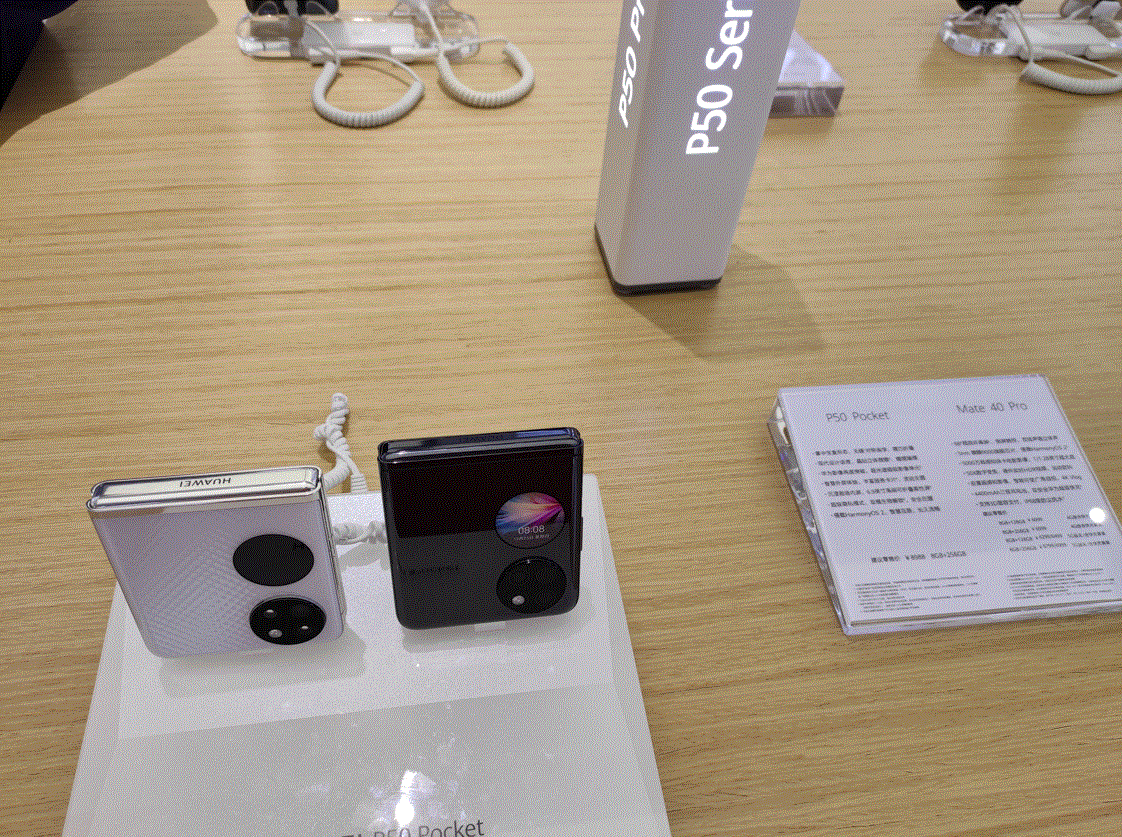 华为折叠屏手机，图源：时代周报记者摄