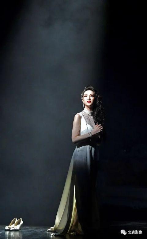 2021年6月28日,北京曹禺剧场试运行演出,陆璐在由冯远征导演的