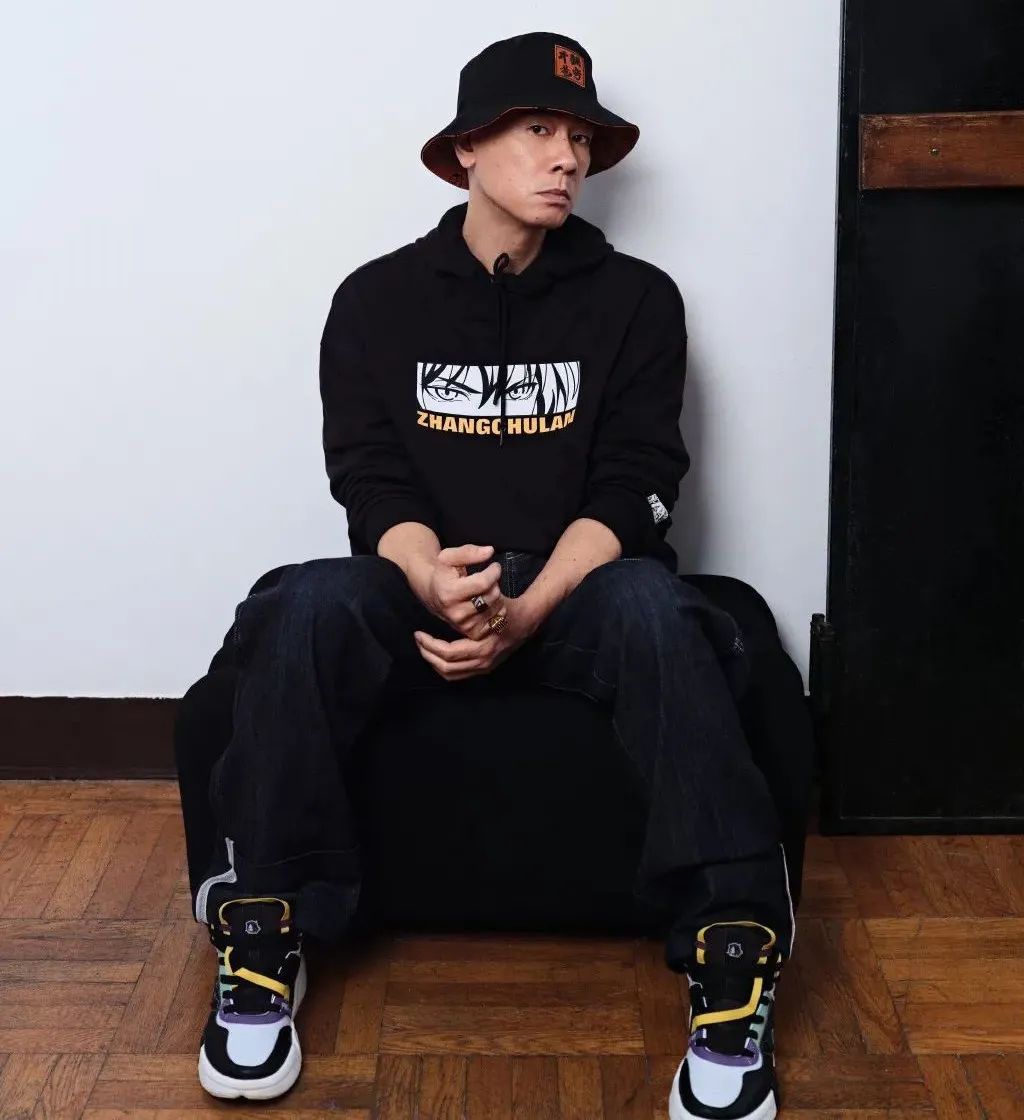 2001年,陈小春成为鸿星尔克品牌首位形象代言人