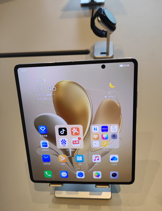 荣耀折叠屏手机，图源：时代周报记者摄