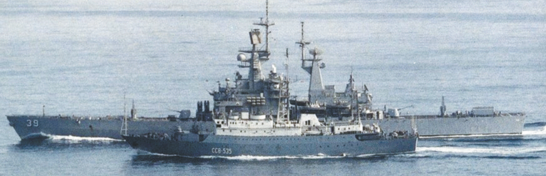 1988年，“得克萨斯”号巡洋舰阻拦“卡累利阿”号（前）靠近监视美军演习。