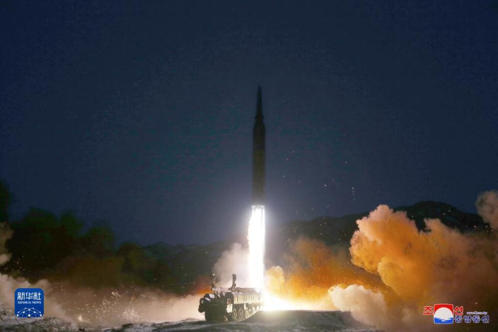 这张朝中社1月12日提供的照片显示的是朝鲜国防科学院进行高超音速导弹试射现场。据朝中社12日报道，朝鲜国防科学院11日成功进行了一次高超音速导弹试射。新华社/朝中社