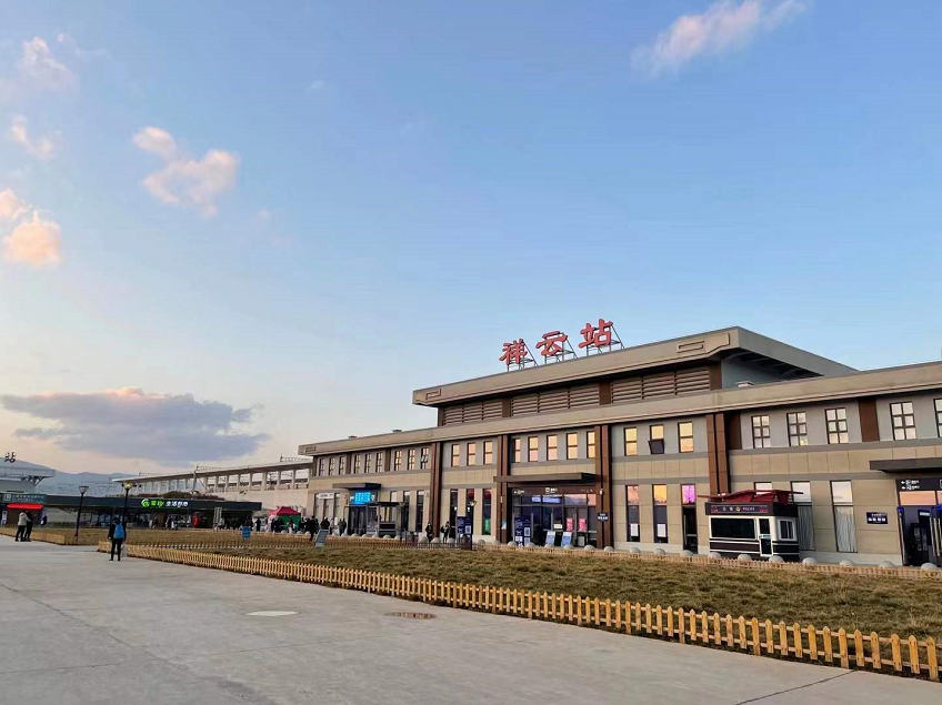 "我每天早上乘动车从大理至祥云,在8点前赶到单位上班,下班后再乘动车