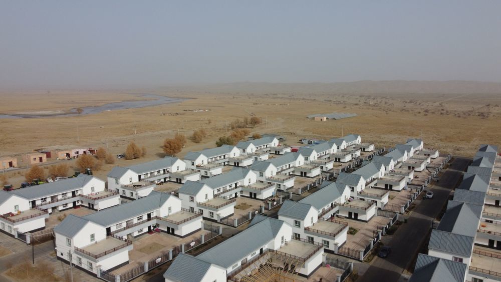 这是2021年11月9日拍摄的新疆于田县达里雅布依乡新村一角(无人机照片