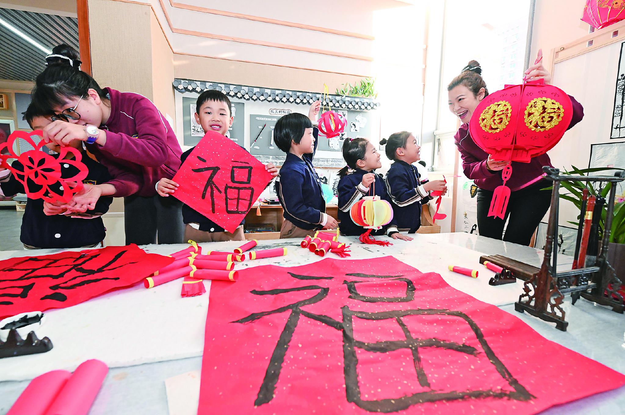 小朋友们在老师的带领下,一起写福字,做灯笼,迎接新年到来.