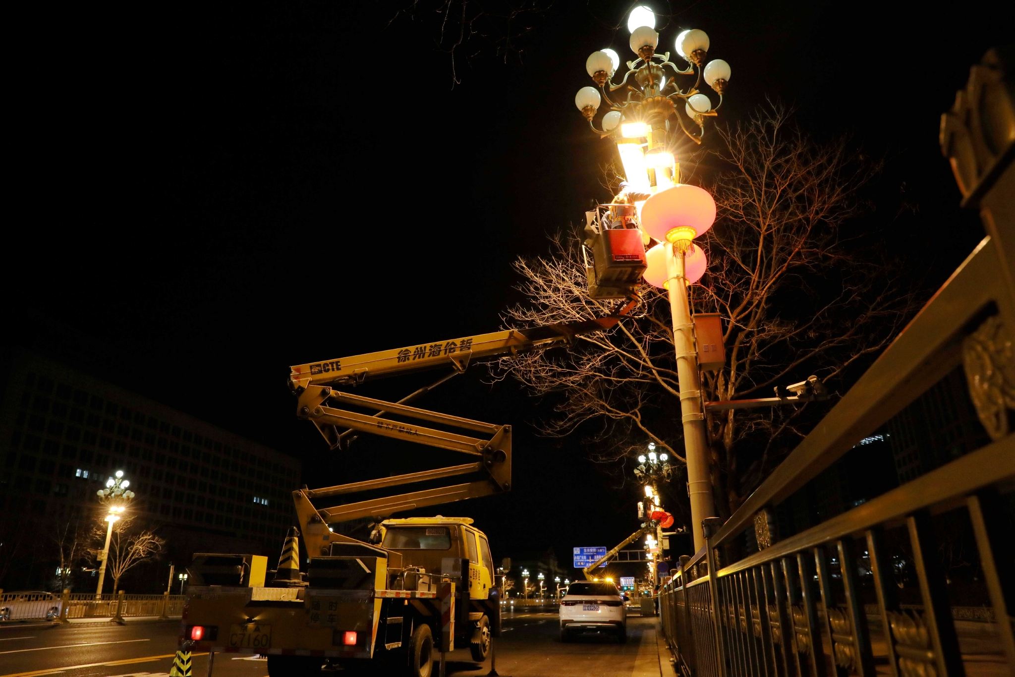 工作人员正在安装灯笼.国网北京电力供图