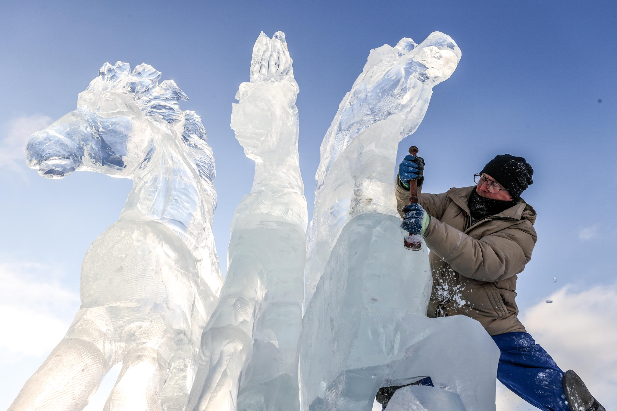 当地时间1月12日,国际冰雪艺术节在俄罗斯莫斯科高尔基公园举行,各类