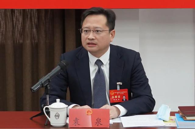 区委副书记区长袁泉参加庄行头桥代表团分组讨论