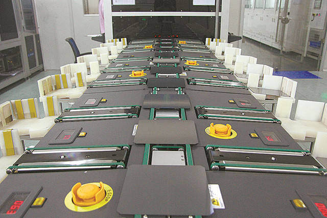 　　黄河公司太阳能电池及组件自动化生产线。黄河上游水电开发有限责任公司供图