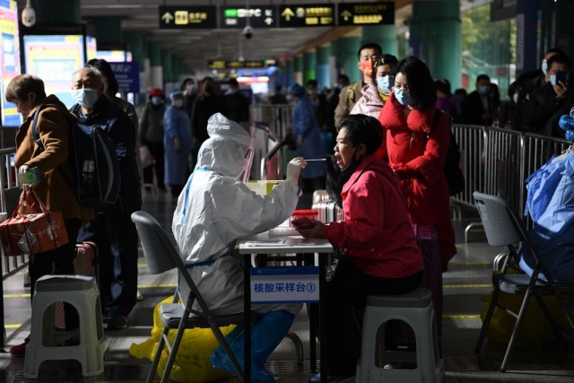 1月10日，在深圳火车站，抵深旅客进行核酸检测。（新华社记者梁旭 摄）