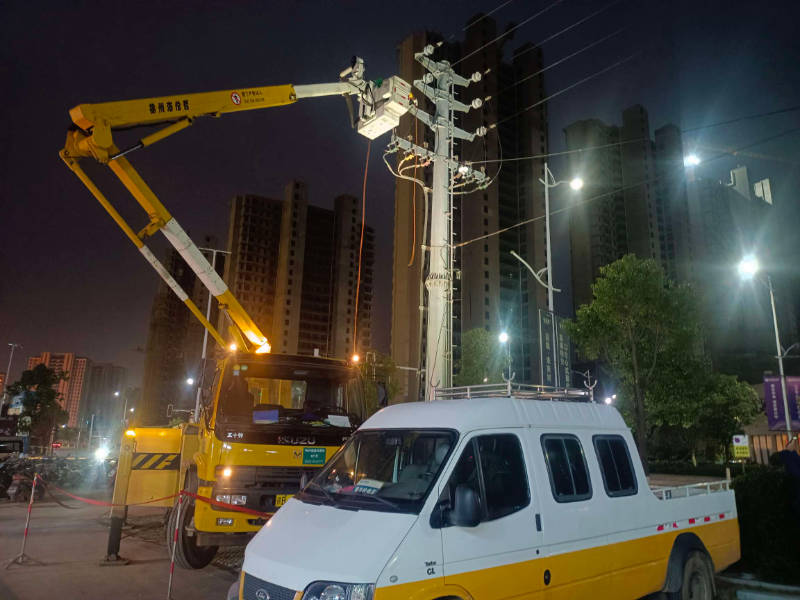 "1月12日18时,国网赣州市信丰县供电公司带电作业班在现场完成安全