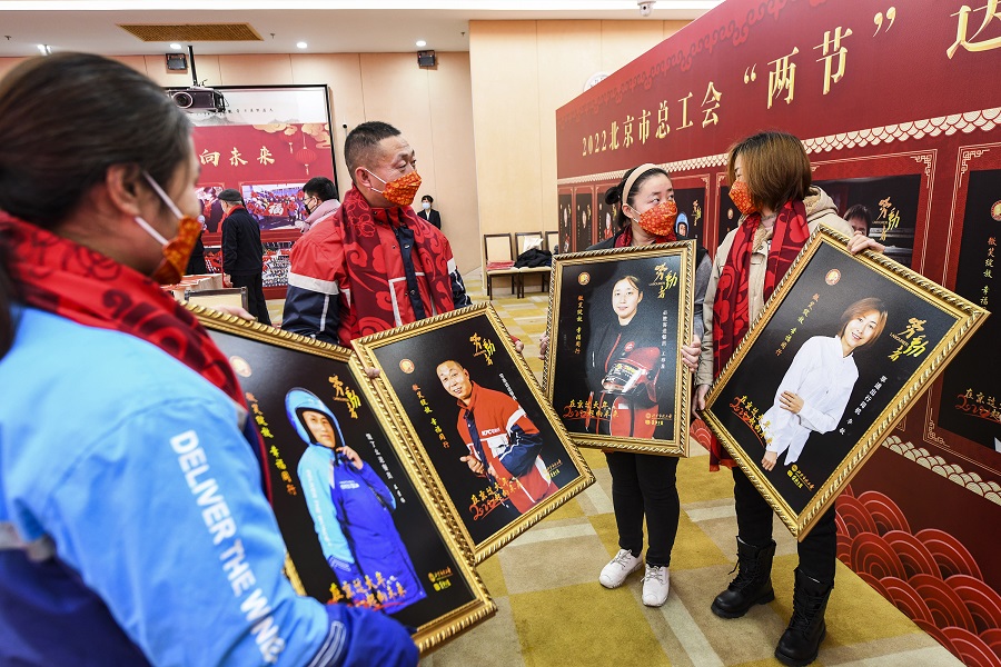 1月13日， 首都一线劳动者代表获赠 “微笑照”。（中国日报记者 姜东 摄）