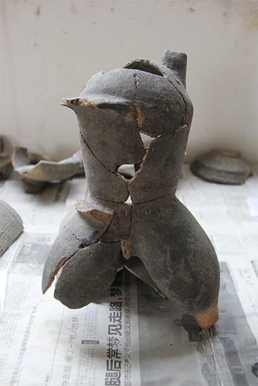 三个扁袋足、顶端还做成了鸟头形象的陶盉。受访者供图