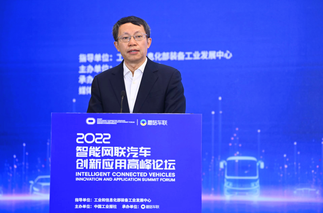 ▲李克强发表主旨报告。