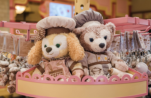 上海迪士尼乐园官方商店销售的可琪安、达菲、网红玲娜贝儿等毛绒玩偶及周边产品